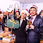 Weihnachtsfeier-DJ Markus Schuh mit Kopfhoerer- Belegschaft feiert.jpg