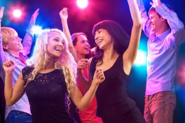 Ihre Gäste tanzen auf dieMusik vom Weihnachtsfeier-DJ Ihre Gäste tanzen auf dieMusik vom Weihnachtsfeier-DJ