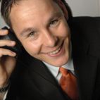 Weihnachtsfeier-DJ Markus Schuh mit Kopfhörer